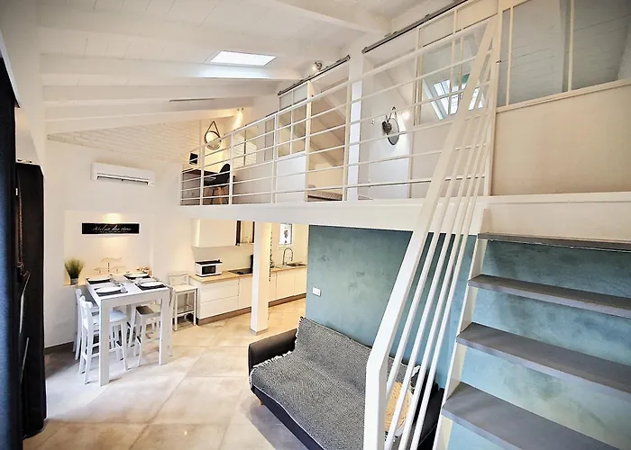 La 34 Tiny House With Sunny Terrace Ментона